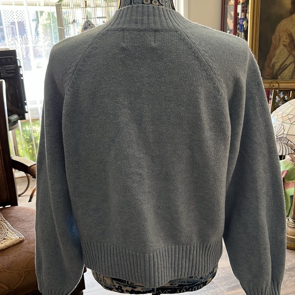 Old navy sweater - Picture 3 of 9